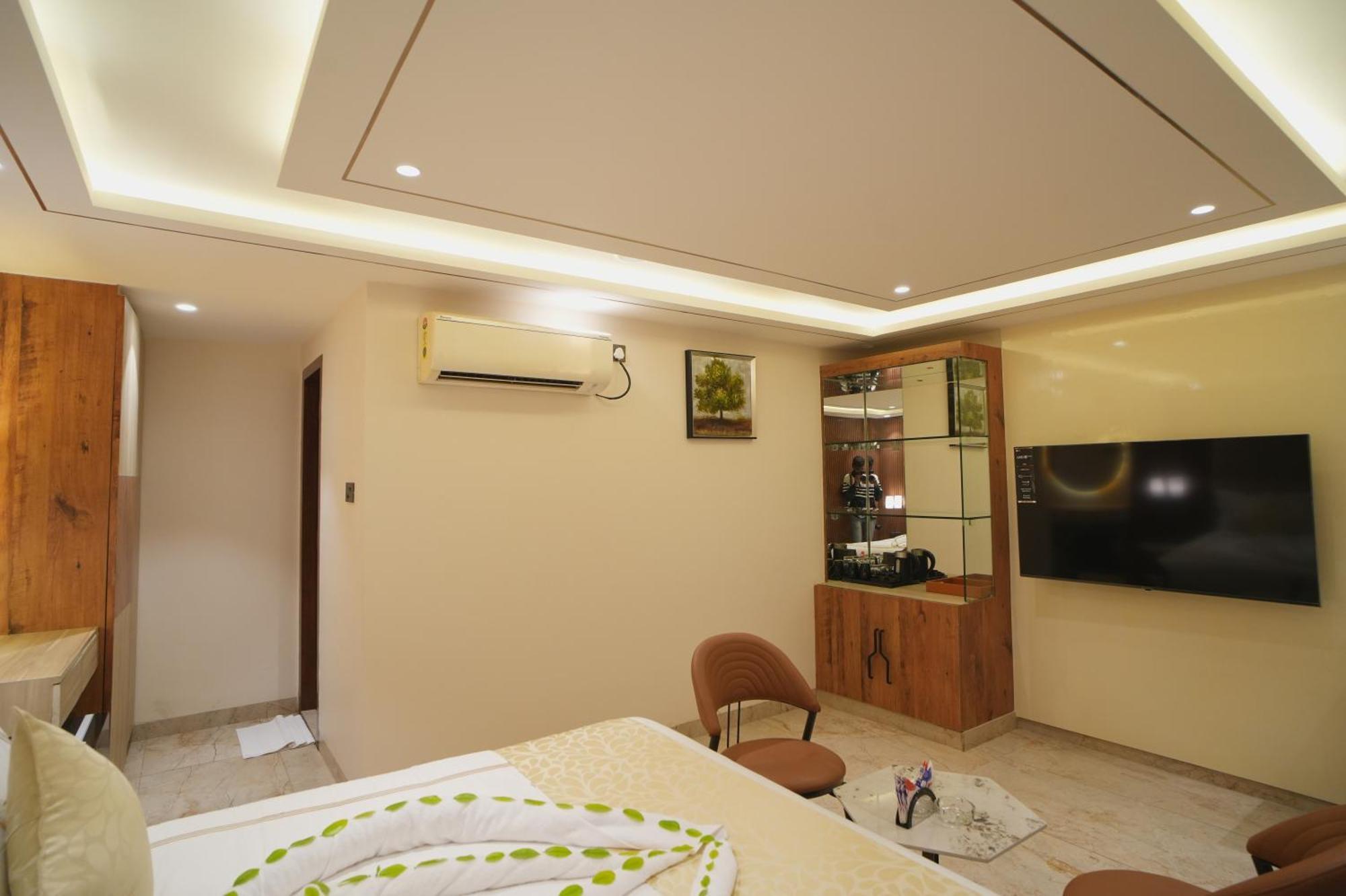 Oriva Vinflora Residency - Nr Lv Prasad Hospital, Banjara Hills Hotel Haiderabad Buitenkant foto